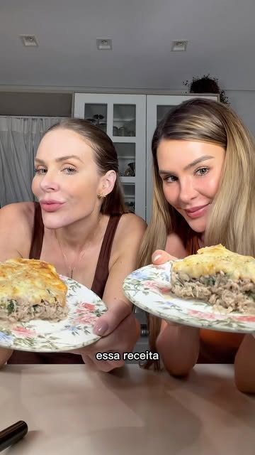 Flávia e Natani com a torta de frango proteica do MounjaFit